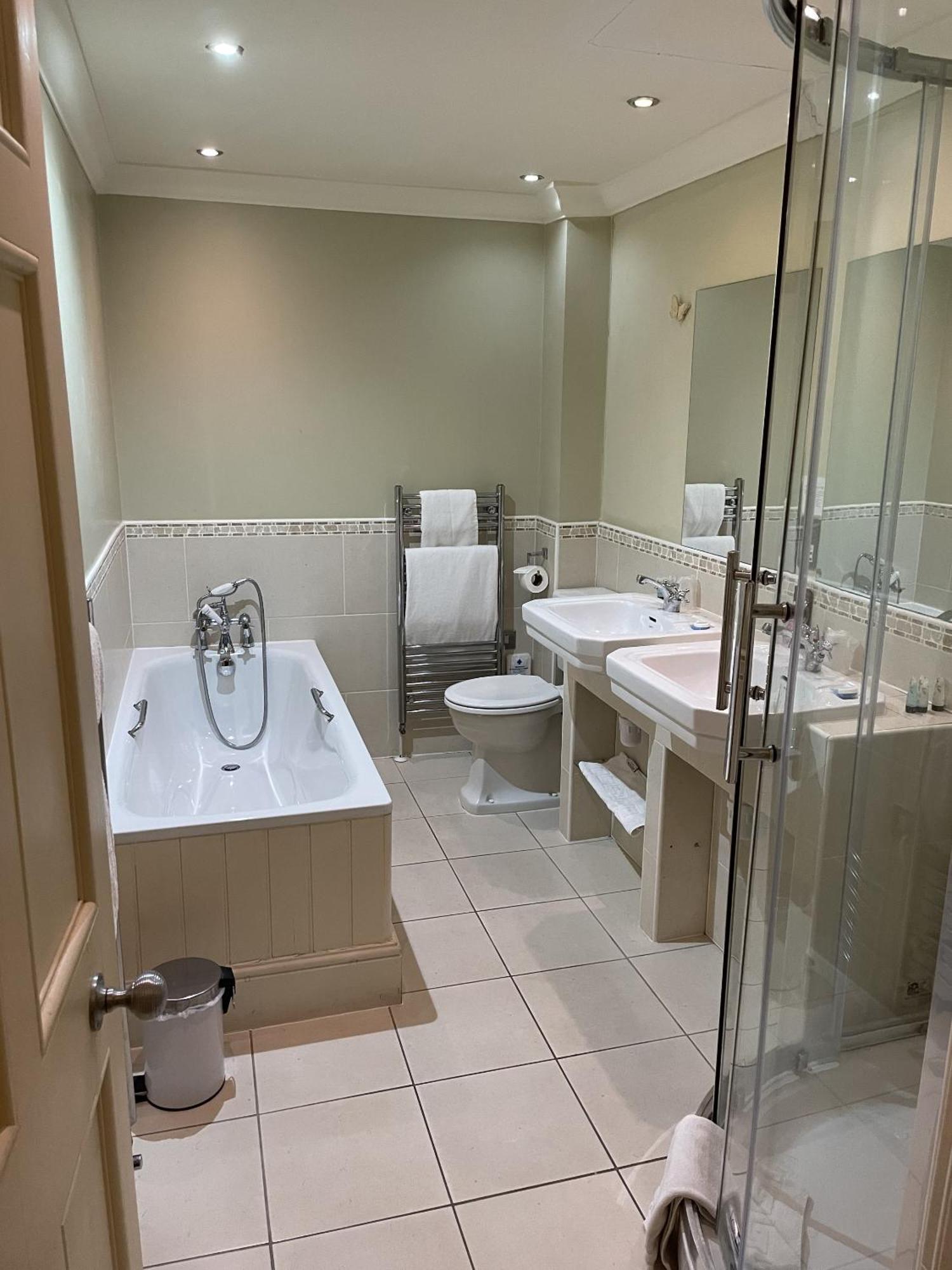 The Commercial Bar & Hotel Chester Quarto foto