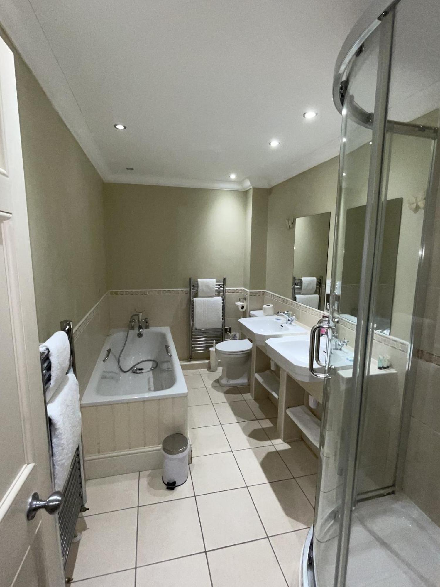 The Commercial Bar & Hotel Chester Quarto foto